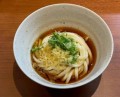 自家製麺のぶっかけうどんを390円で提供