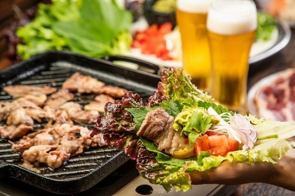 赤坂のテラスBBQに新感覚『ラムギョプサル』が登場！“ラム肉×9種の野菜”のヘルシーなBBQ ～バネバグース赤坂見附店～