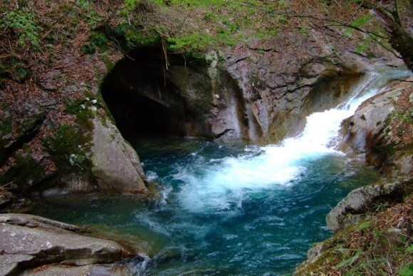 8_母胎淵 水流によって少しずつ岩が削り取られ、そこに小石などが入り、回りながら岩を削りだし球形の洞穴の様な形となってたものです。