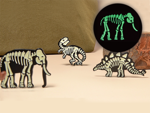 動物たちの骨を忠実に再現したピンズで、夜など暗い場所では緑色に輝く特長があります。