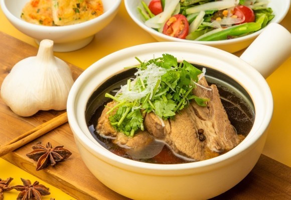 【11月限定ランチ】豚肉を生薬とハーブでじっくり煮込んだ「アジアンスープ バクテーセット」が銀座に登場