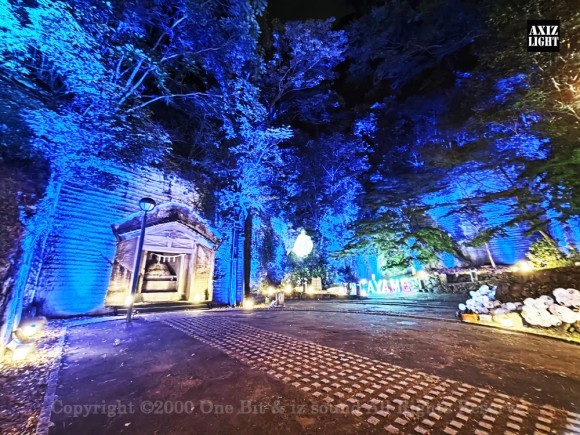 2025源氏あやめ祭り 源氏山ライトアップの様子 ー AXIZLight演出のあやめ御前広場