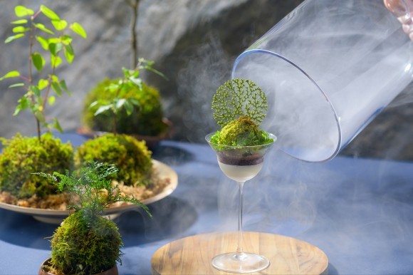 涼やかな夏の霧に包まれた苔を表現した「おいらせ苔パフェ」
