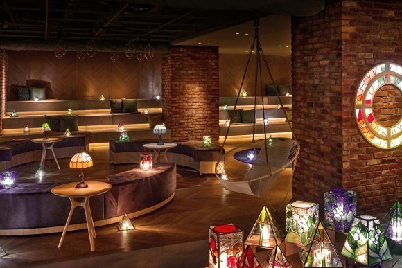 ステンドグラスの光でライトアップされたOMOベース