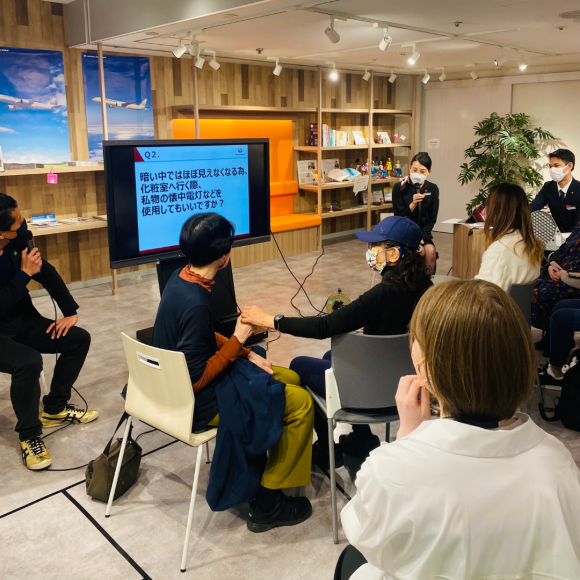 平松隆円准教授と日本航空客室乗務員