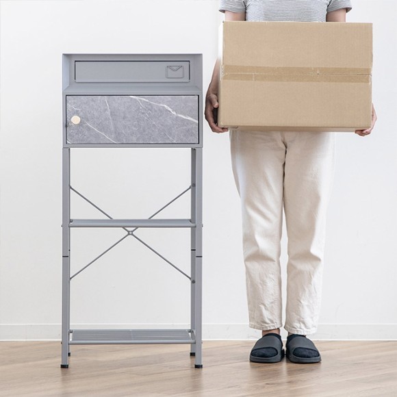 植物やオブジェの飾れるラック付きポスト