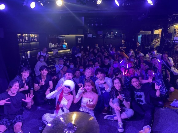 会場いっぱいのお客様と福永ありさ&出演者