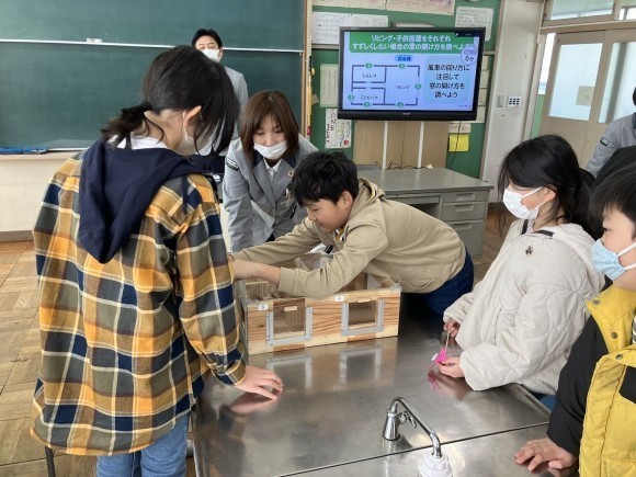 手作りの教材で実験する小学生