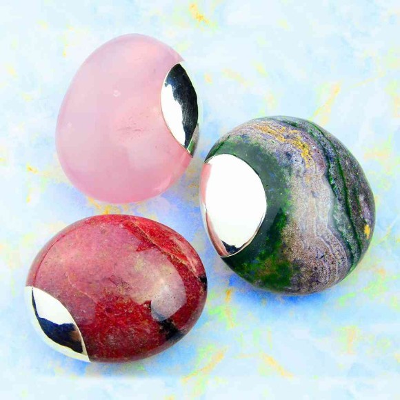 上から、ディープローズクォーツ、オーシャンジャスパー、ロードナイトのリュウジュ