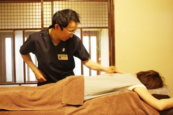 ほぐしや千光堂のオーナー施術者たかまさの施術シーン