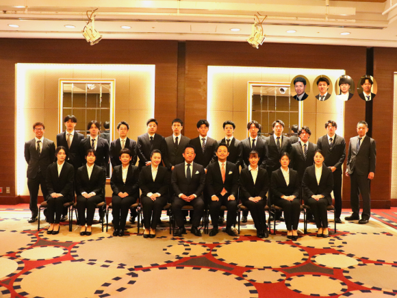 新入社員の集合写真