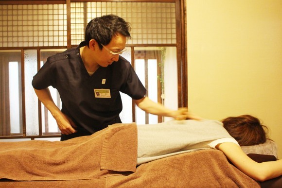 筋肉揺動法開発者、たかまさの施術シーン