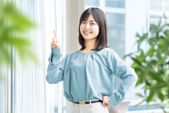 女性が指さしてポイント