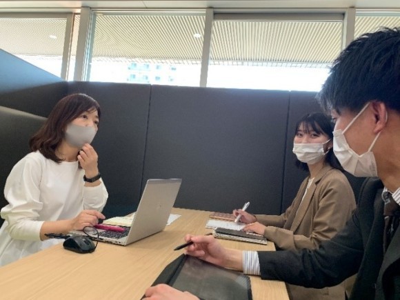 部長職社員　３児の母（左）