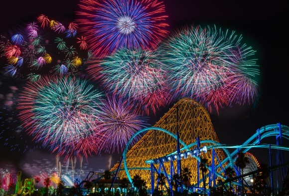 アトラクションに乗りながら花火を楽しめる