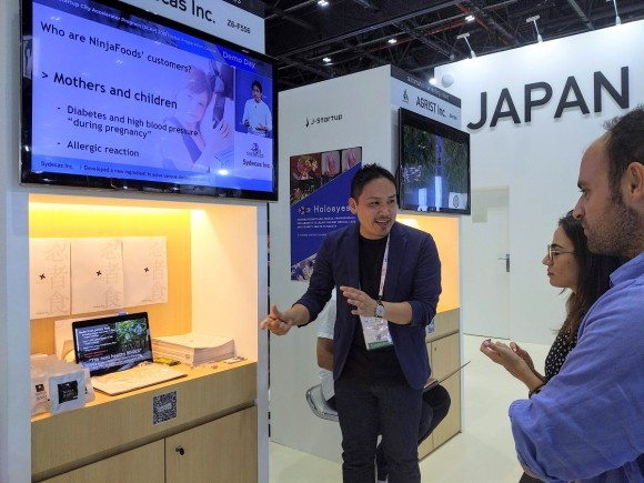 アラブ首長国連邦ドバイで開催された展示会GITEXで説明する当社代表・寄玉（2022年10月）