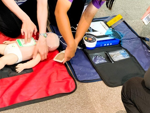 AED「カーディアックレスキュー RQ-6000」と乳幼児用マネキンを使った救急救命講習会