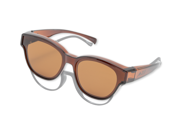 めがねの上からかけられるサングラス