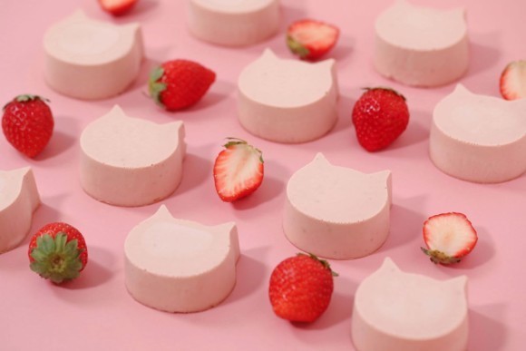 ”ねこ”をモチーフとしたフードショップ「ねこねこ」より、手のひらサイズのねこの形のチーズケーキ「にゃんチー　いちご」が期間限定で登場