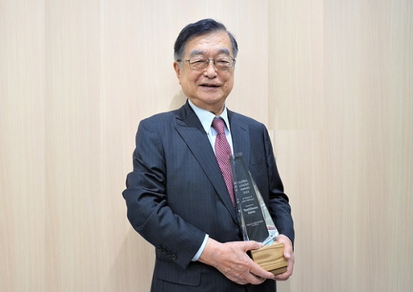 ルネサンスの創業者、ジョン・ホルシンガー・グローバルリーダーシップ賞を受賞