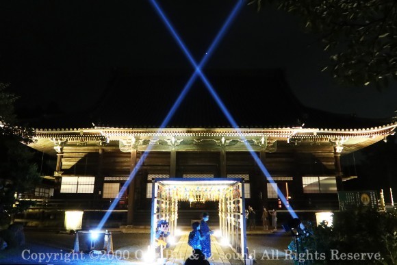 西教寺ライトアップ 過去開催時の様子 ー AXIZLight演出の三門