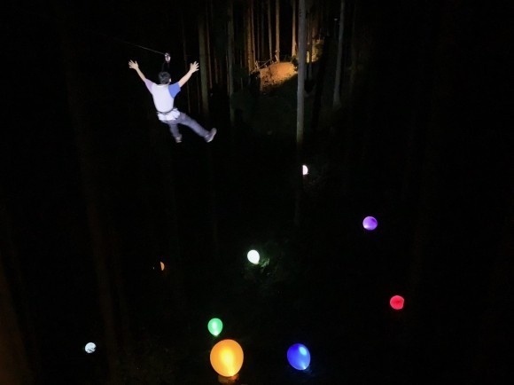 地上に広がる幻想的な空間を見下ろしながら 滑るナイトジップ