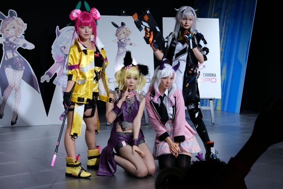 オリジナル版権「コスプレ-Ｒ（リバース）」のキャラクターに扮したコスプレイヤーたち