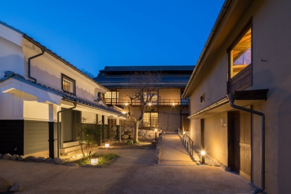 古民家再生飲食滞在型施設　中庭　（左：受付玄関、奥：飲食棟、右：喫茶・休憩棟）