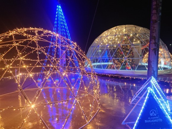 クリスマスをイメージして装飾したグランピングテント