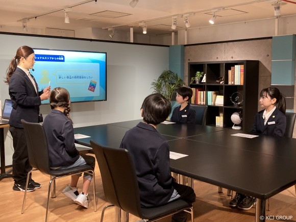 キッザニア東京「弁理士事務所」パビリオン 体験の様子