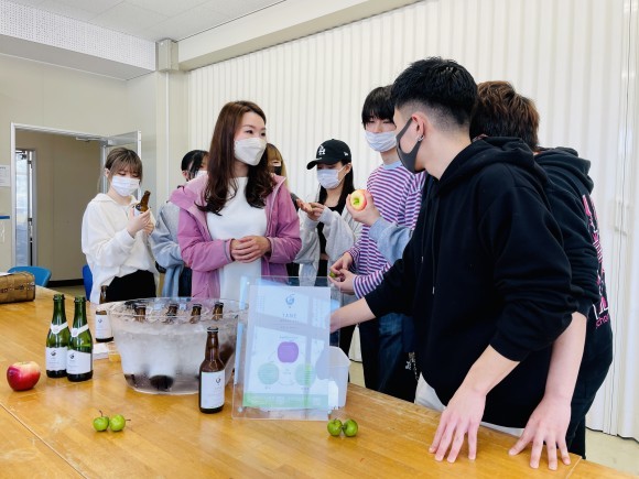 原田尚美代表にお越しいただいた授業では、学生たちはシードルがどのように作られているかだけではなく、SDGsの観点からどのようにリンゴを活用していかなければいけないのか、またリンゴを活用したビールを試飲したりして、自分たちが目指すリンゴの発泡酒のイメージを拡げていきました。