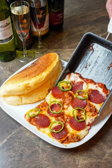 インパクト抜群のテーブルパフォーマンス！流れるピザソース【スフレオムレツ】