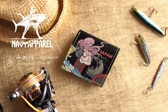 海遊びに最適、本革アウトドアウォレット。ダイビングショップ×小さいふ専門店が異色のコラボ。歌舞伎とタコがデザインされたミニ財布。7/15 海の日に合わせて発売。