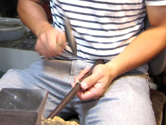 「毎日着けるリングだから硬く丈夫に」 そんなご要望にお応えし金属を意のままに加工・細工し完成させる「鍛造（たんぞう）」製法。 既製品や量産品では表現できない硬さ・耐久性を実現します。