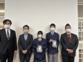 学校法人松韻学園福島高等学校、松原校長(左）と生徒とNPO理事