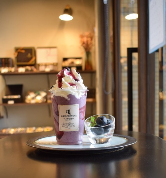 旬の大粒ブルーベリーをたっぷり使用し、ミルクチョコチョコレートとホワイトチョコレートの２種類のチョコレートと合わせた数量限定のアイスチョコレートドリンク「ブルーベリーメランジェ」。