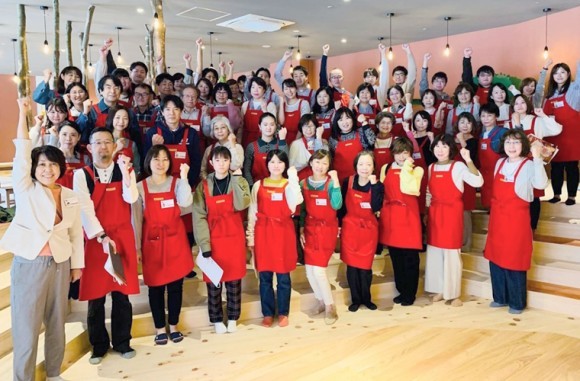 オープン時のおもちゃ学芸員養成講座出発式の時の写真です。