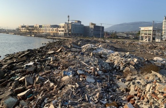 2018年スラウェシ島地震による津波被害の例。 海沿いでは海外でも警戒が必要です