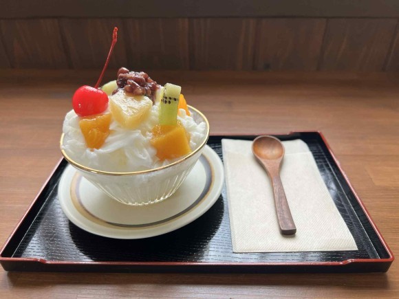 ミルク味のスノーアイスに、フルーツ・わらび餅・小豆をトッピングした「フルーツスノーアイス」