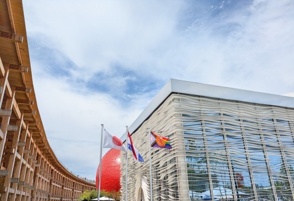 登壇するNINZIA代表寄玉