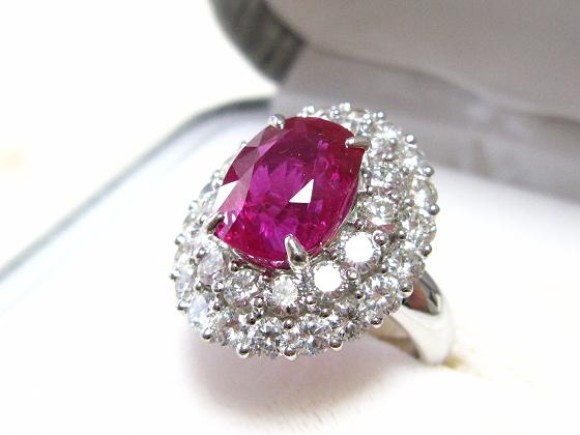 結婚40周年は「紅玉婚式」または「ルビー婚式」といわれ、ルビーが象徴石とされています。本日はご結婚40周年におすすめのジュエリーをご紹介します。