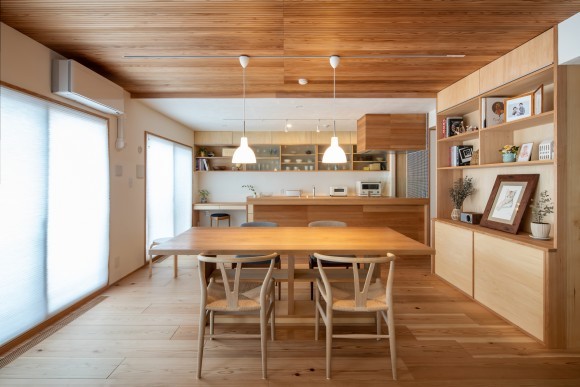 木のマンションリノベーション　リビングからダイニング・キッチンを望む