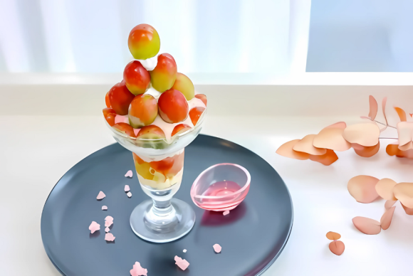 【羽田空港で1日5杯限定！】15年開発の幻のぶどう「サンシャインレッド」の贅沢パフェが登場