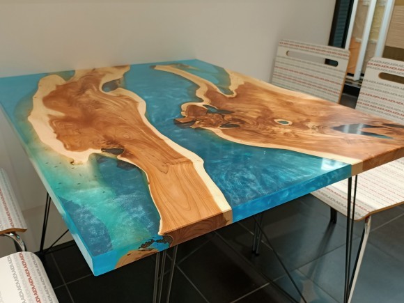 ｢アイカピュアレジン｣を使用したレジンテーブル