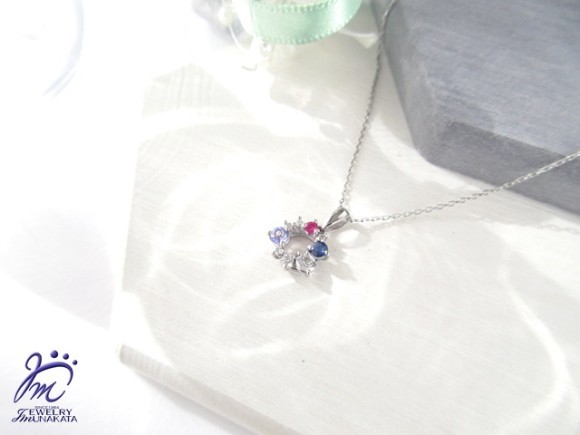 複数のアイテムをひとつに纏めた「ジュエリーリフォーム（リメイク）」のご紹介です。不要なお手持ち品を複数纏め、ペンダント・ネックレス2点とダイヤモンドリングの計3点を作らせていただきました。