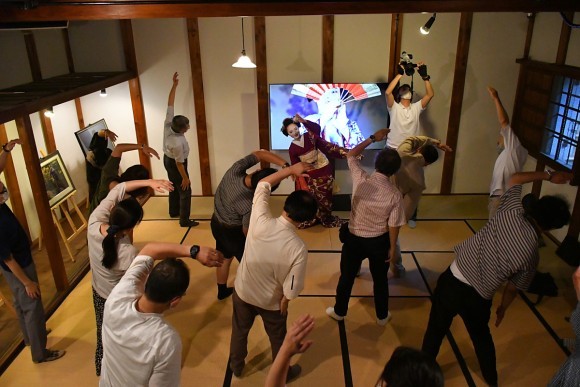 舞妓さんとラジオ体操