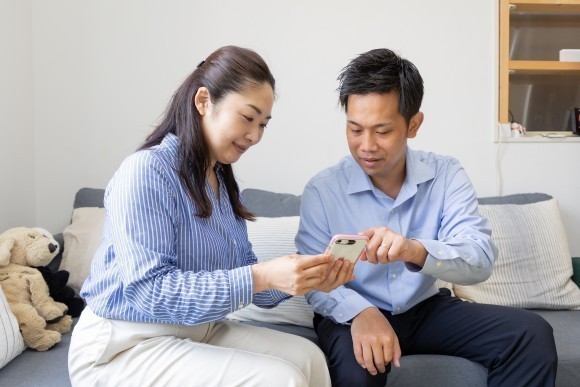 モニスタの画面を見る家族