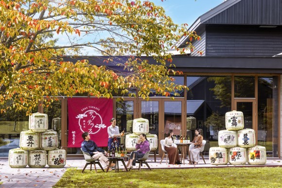 軽井沢の初秋の景色を眺めながら、信州の美酒を味わうひととき