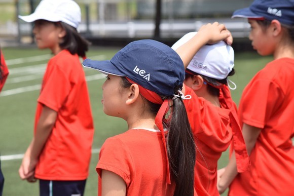 リバーシブルでホワイト×ネイビーの熱中症対策も考えられたUVカットキャップ。サイドにはLCA小学校のマークの刺繍が入っています。