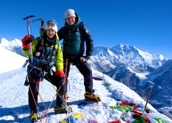 メラ・ピークへの登頂に成功した野口健さん・絵子さん親子